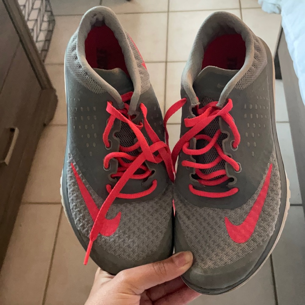 Nikes womens tennis shoes